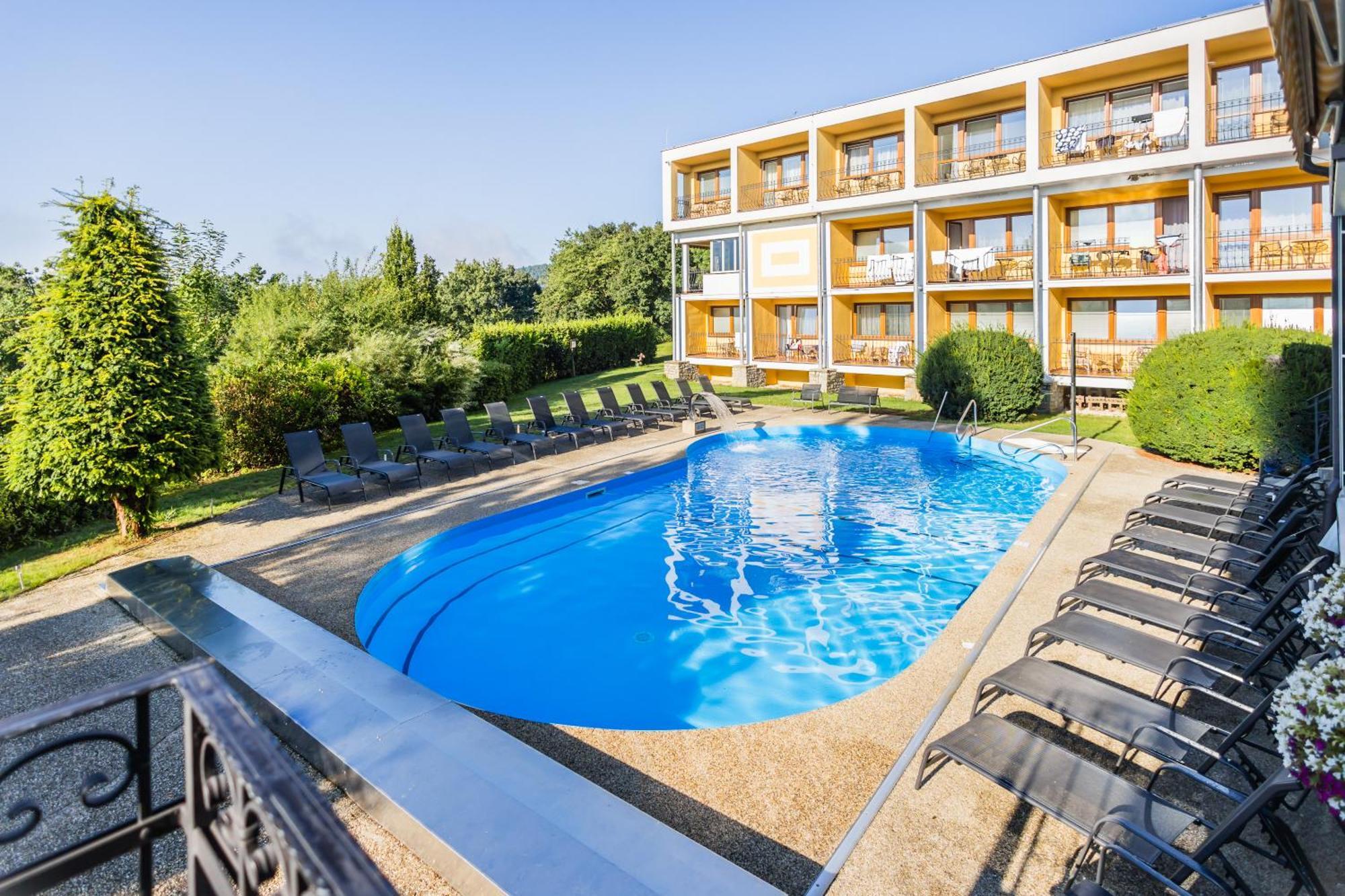Nivamare Hotell Luhačovice Exteriör bild
