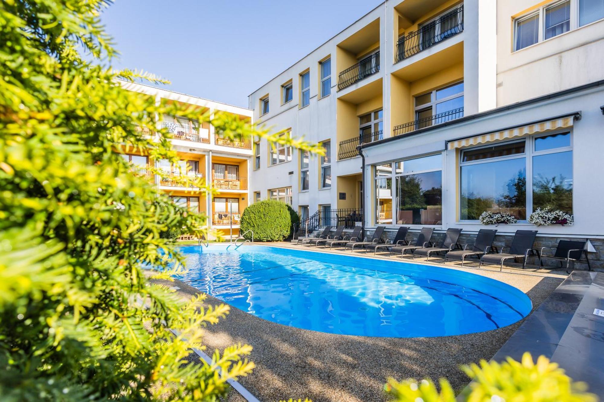 Nivamare Hotell Luhačovice Exteriör bild